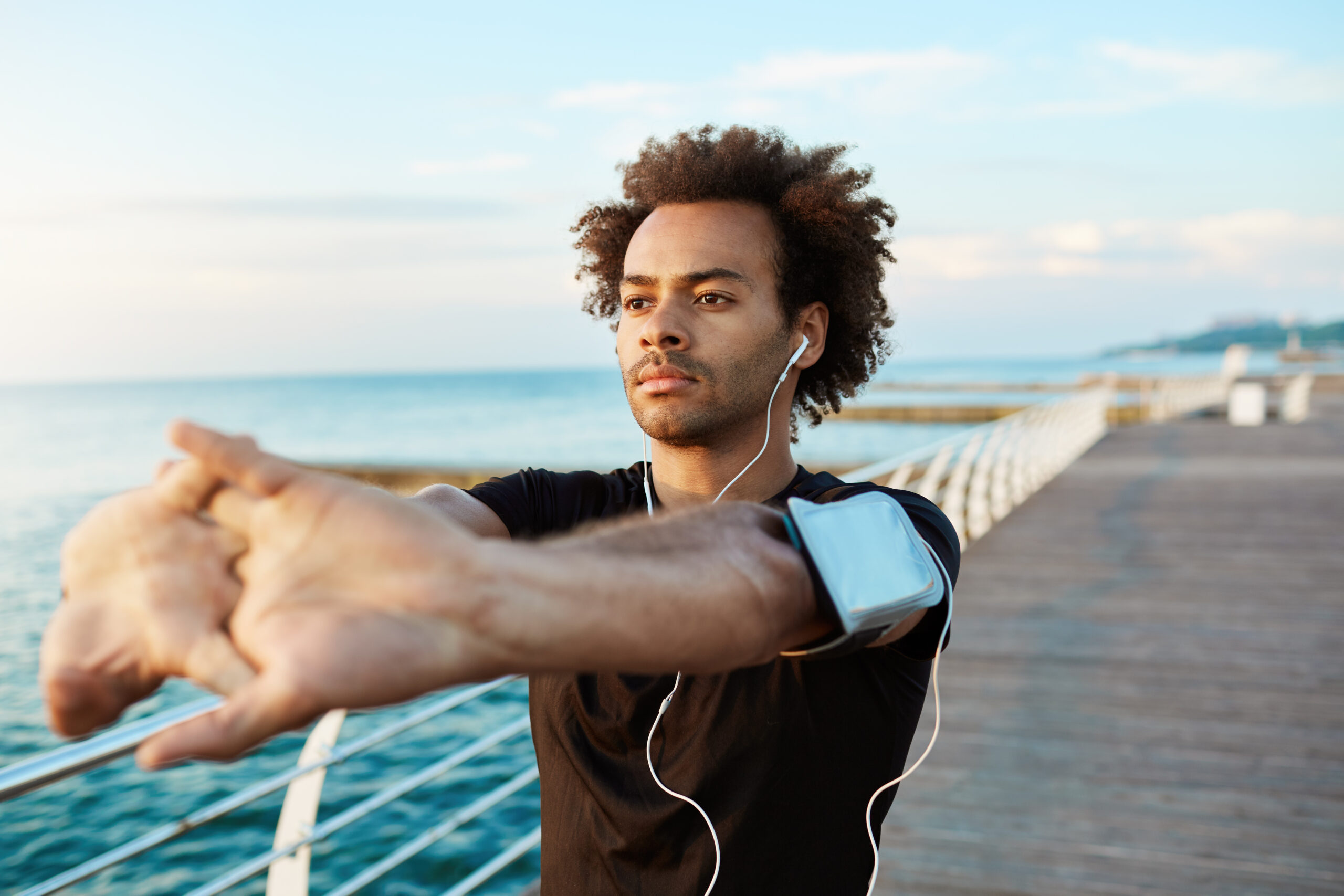 Homem afro fazendo atividade ao ar livre como uma das formas de evitar recaídas do vício em jogos