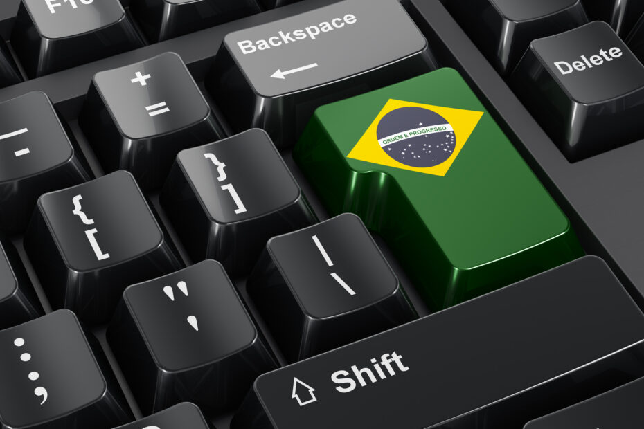 Parte do teclado de um computador com uma bandeira do Brasil no lugar da tecla Enter.