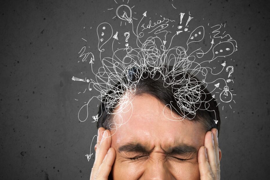 Homem com expressão de dor e as mãos na cabeça, simbolizando estresse ou sobrecarga mental, com rabiscos e ícones desenhados representando confusão e excesso de pensamentos.